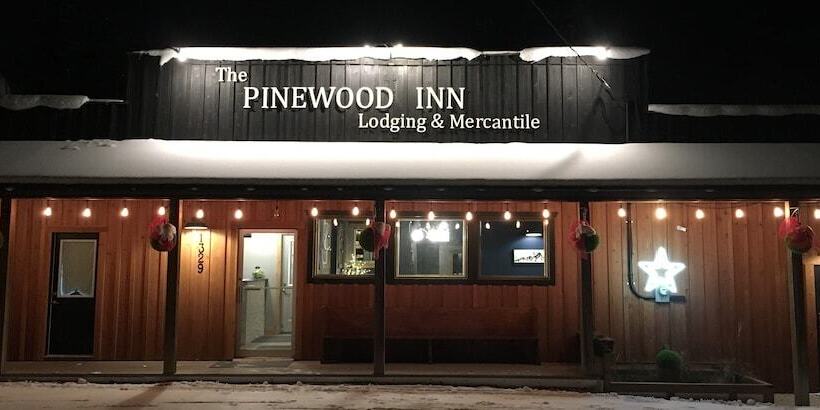 מוטל Pinewood Inn