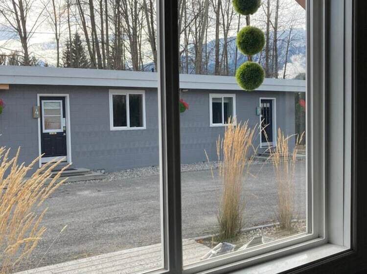 מוטל Pinewood Inn