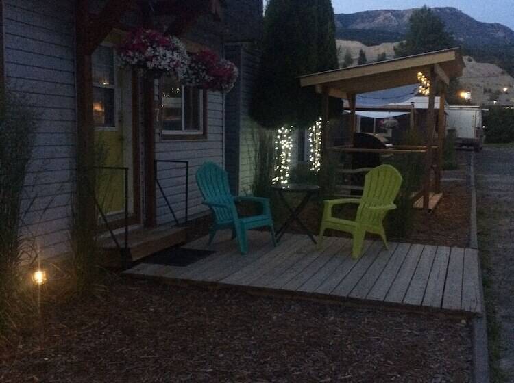 מוטל Pinewood Inn