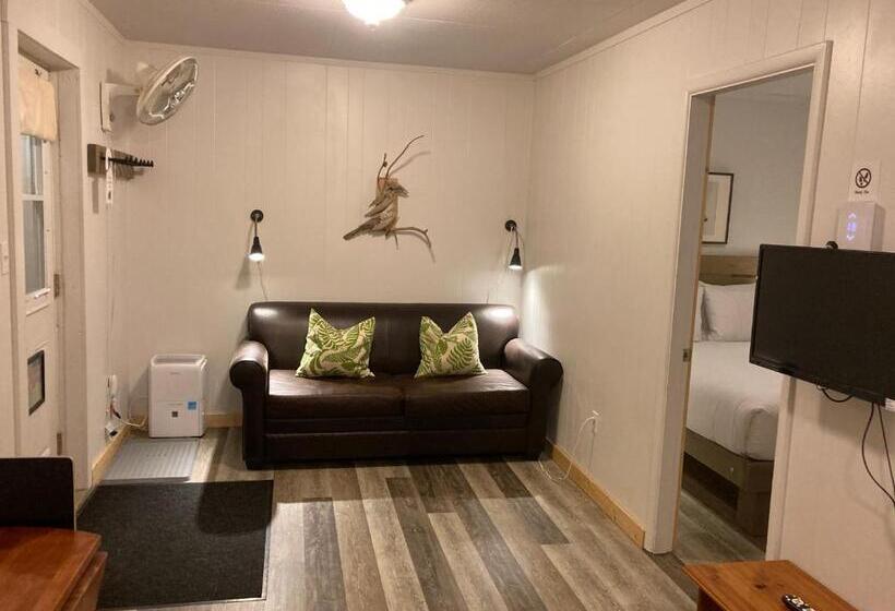 מוטל Pinewood Inn