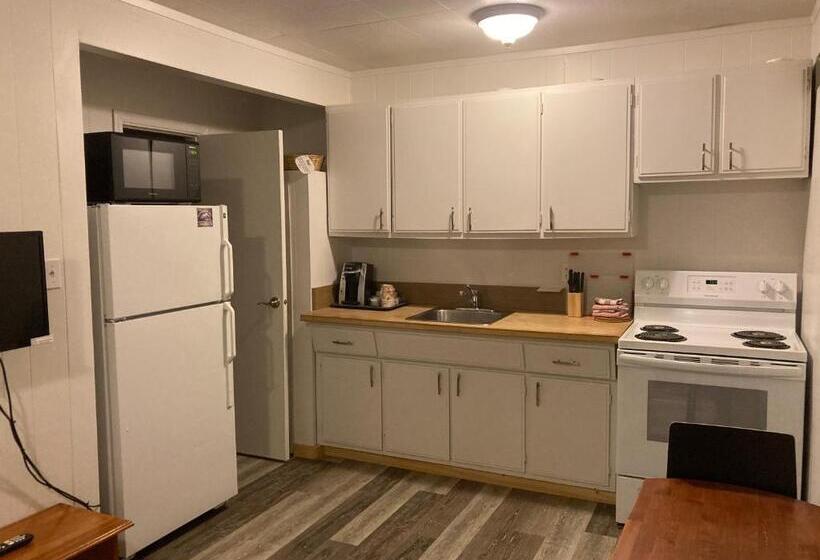 מוטל Pinewood Inn