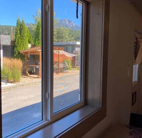 מוטל Pinewood Inn