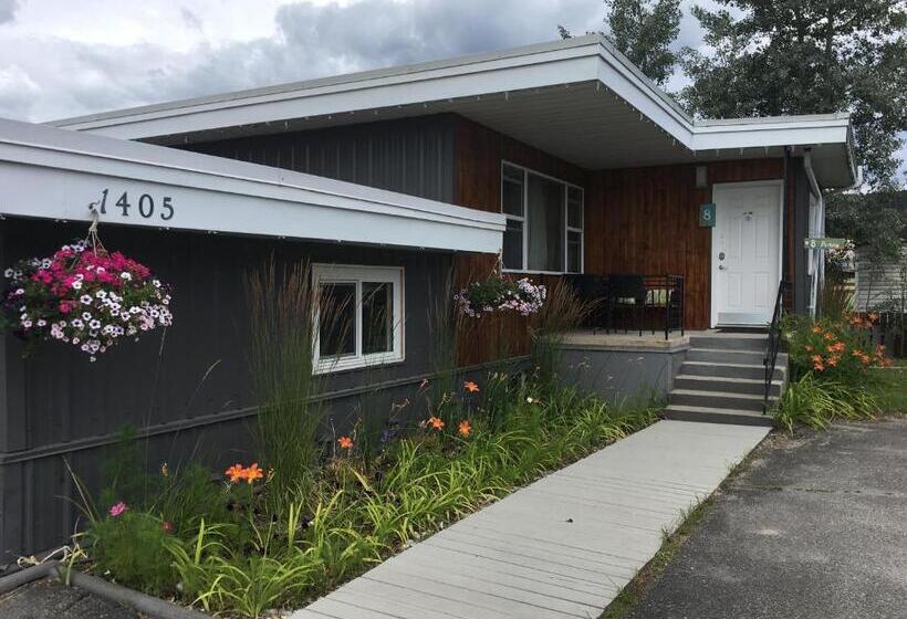 מוטל Pinewood Inn