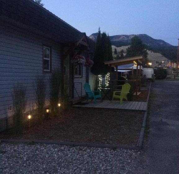 מוטל Pinewood Inn