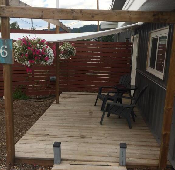 מוטל Pinewood Inn