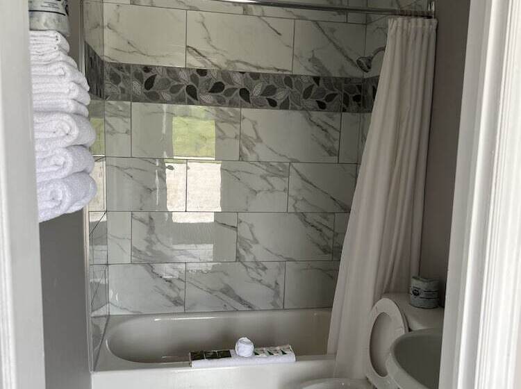 فندق على الطريق Wiarton Willys Inn