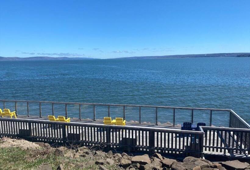 Seawinds Motel & Cottages