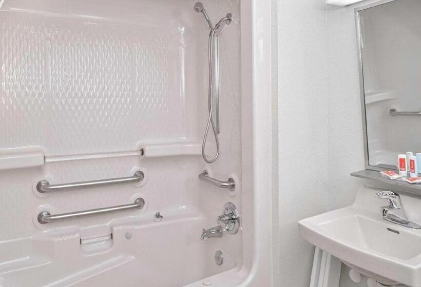 فندق Econo Lodge Inn & Suites