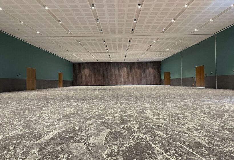 Отель Galeria Plaza Leon