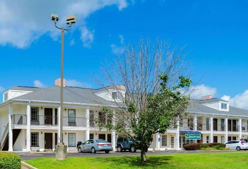 בית מלון כפרי Quality Inn