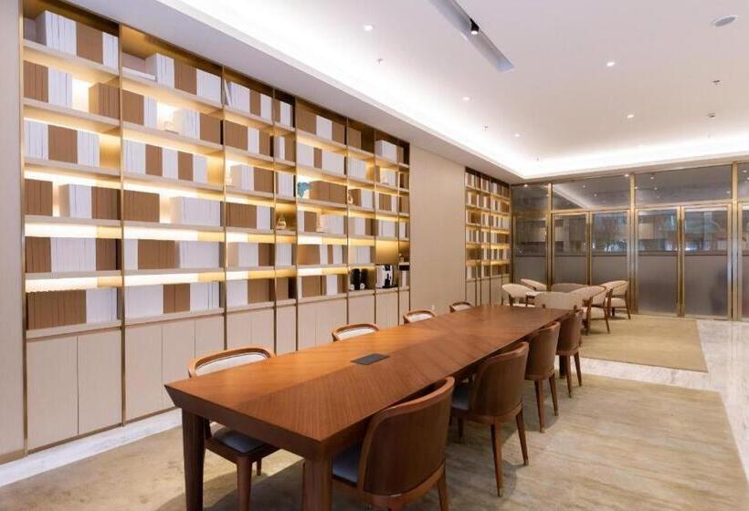 Ji Hotel Shanghai Jiangning Road Metro Station