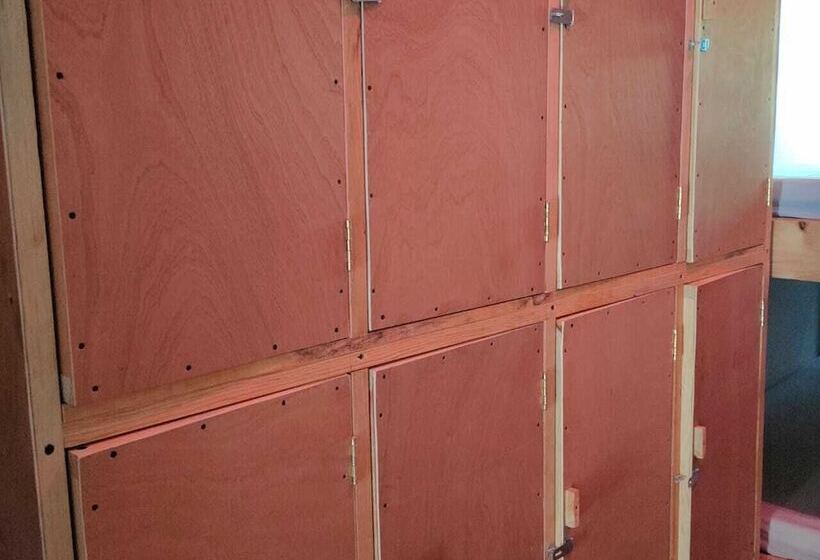 פנסיון Hostal Ledeztrus