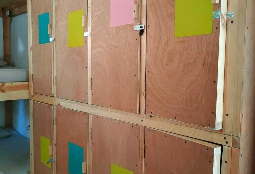 פנסיון Hostal Ledeztrus