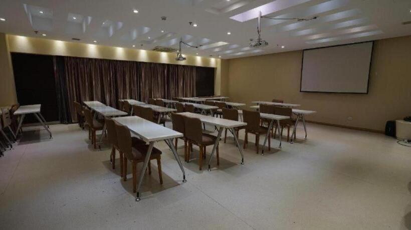 Starway Hotel Yibin Laiyin