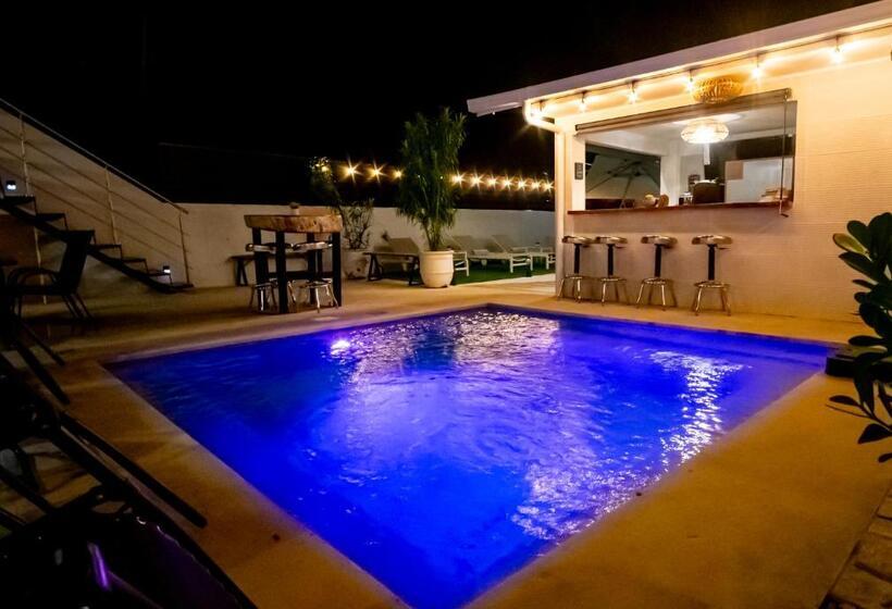 Отель Anika Boutique Suites