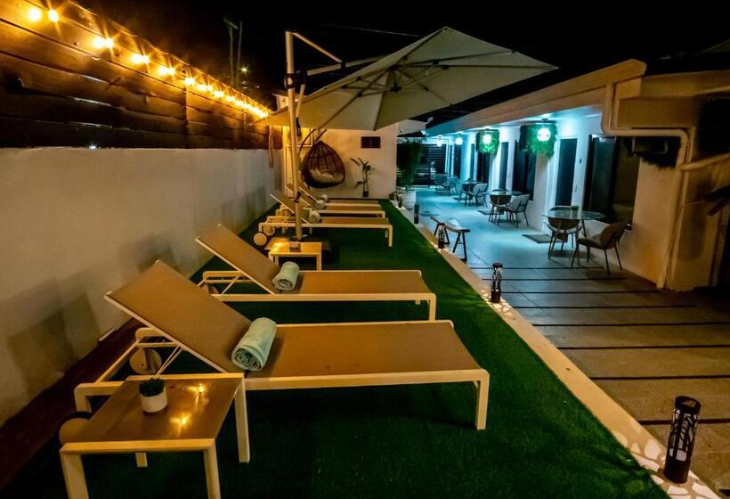 Отель Anika Boutique Suites