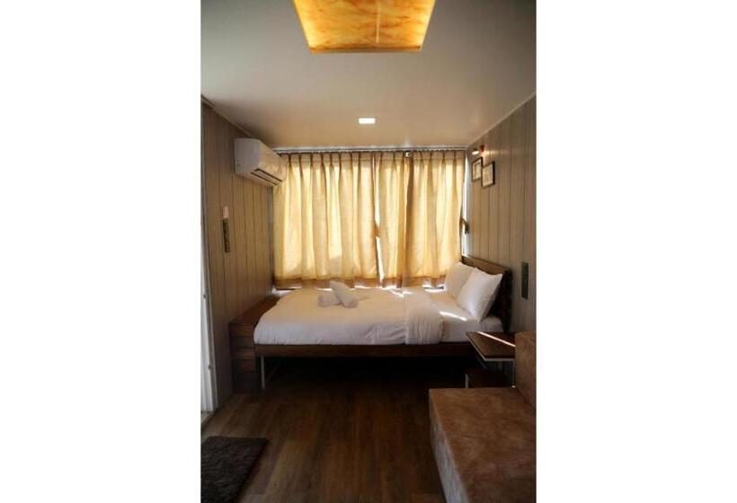 호텔 Out Of Box Living Kashid,murud