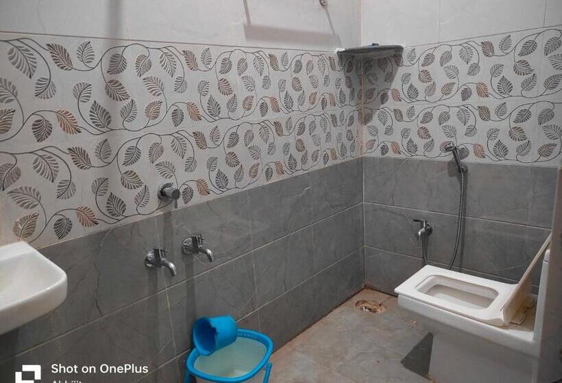 בית מלון כפרי Oyo 82319 Shakti Resort