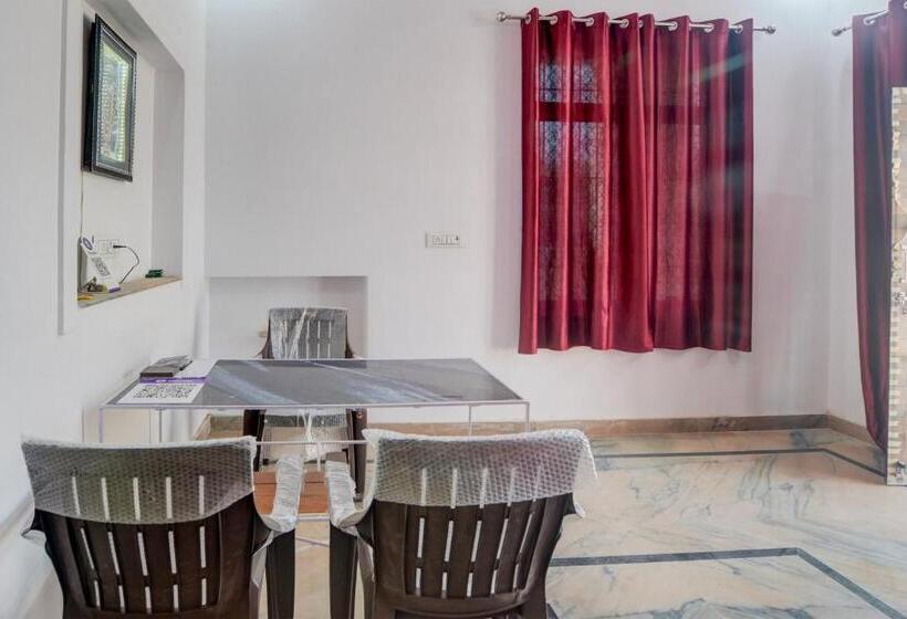 בית מלון כפרי Oyo Krk Villa