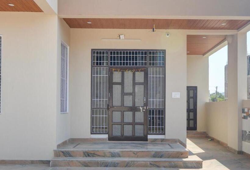 בית מלון כפרי Oyo Krk Villa