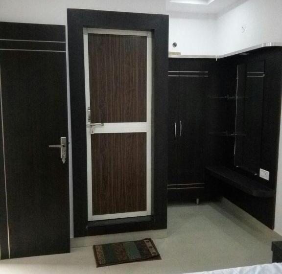 Отель Sri Residency