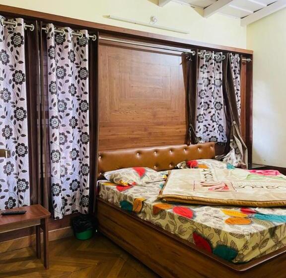 פנסיון The Oak Roots Homestay/