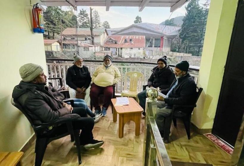 פנסיון The Oak Roots Homestay/