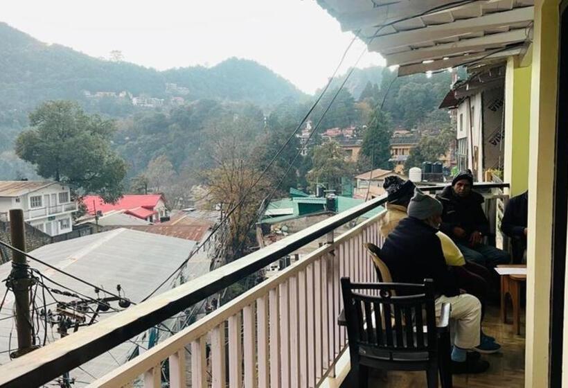 פנסיון The Oak Roots Homestay/