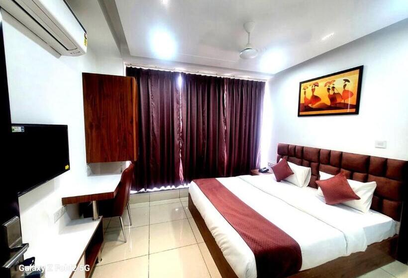 Hotel Shine Inn Couple Friendly Rooms Banguet