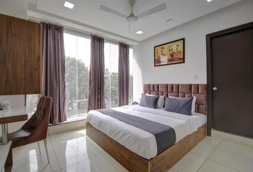 Hotel Shine Inn Couple Friendly Rooms Banguet