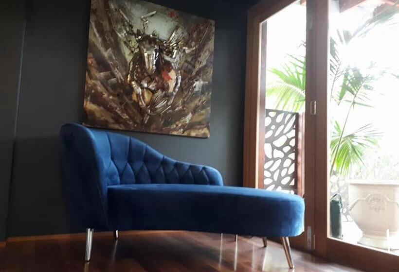 Пансион Mudstone Spa Retreat