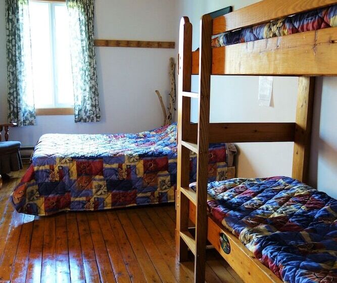 Auberge Internationale Forillon   Hostel