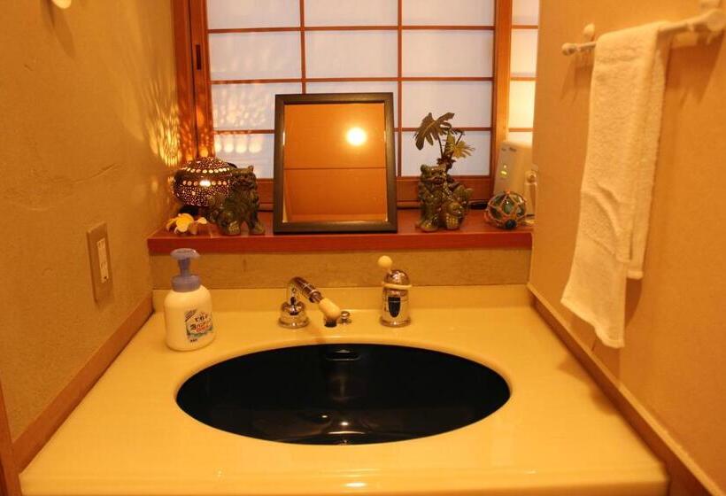 فندق صغير Okinawa Minshuku Kariyushi