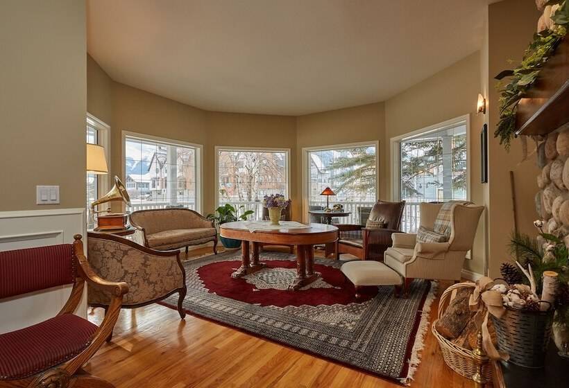 ベッドアンドブレックファースト Lady Macdonald Country Inn