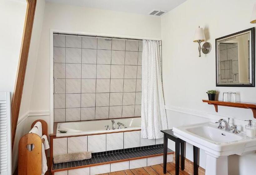 مبيت وإفطار Sail Inn Lunenburg