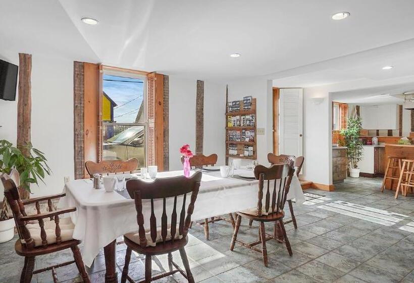 مبيت وإفطار Sail Inn Lunenburg