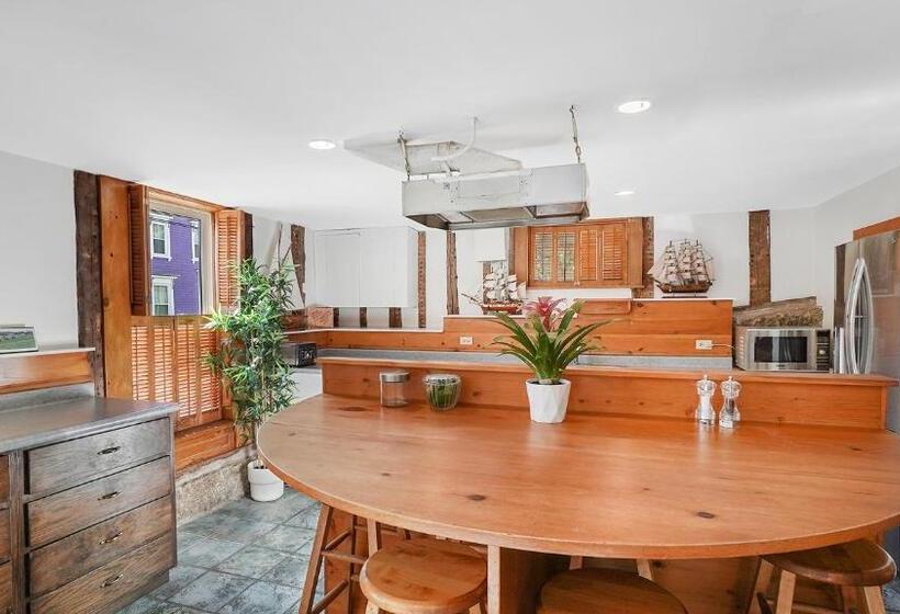 مبيت وإفطار Sail Inn Lunenburg