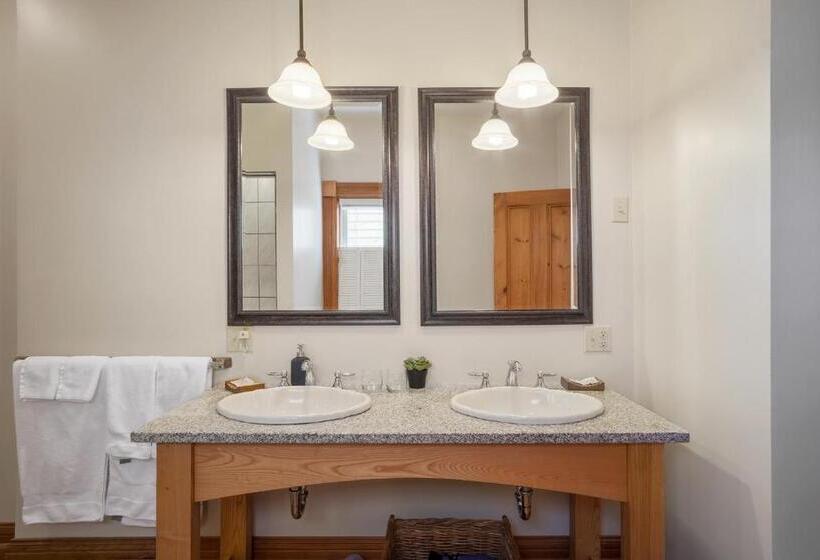 مبيت وإفطار Sail Inn Lunenburg