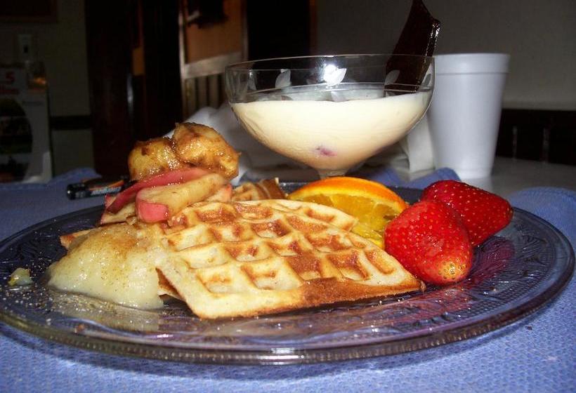 Colonial Charm Inn Bed & Breakfast