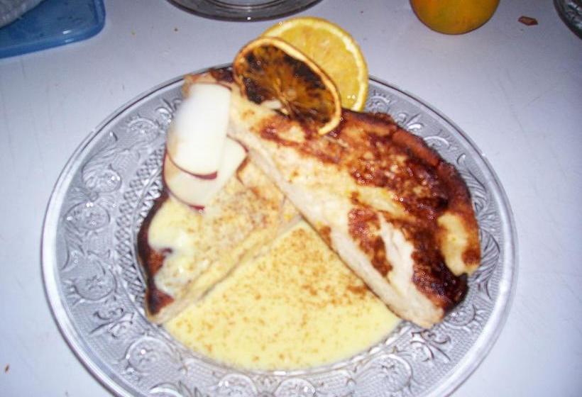 Colonial Charm Inn Bed & Breakfast