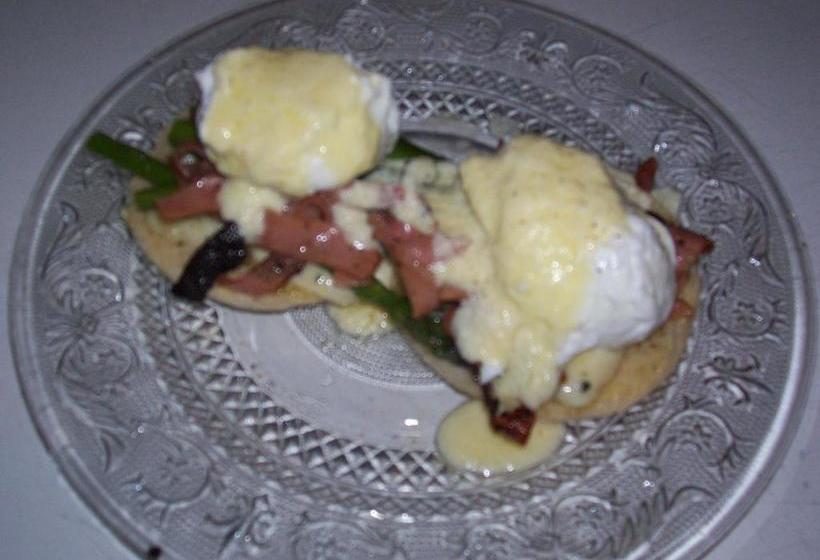 Colonial Charm Inn Bed & Breakfast