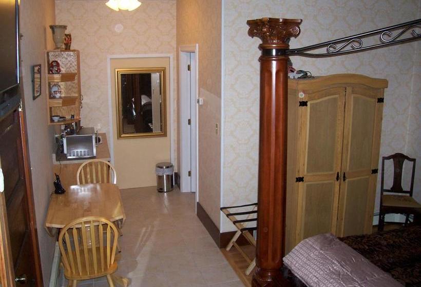 Colonial Charm Inn Bed & Breakfast