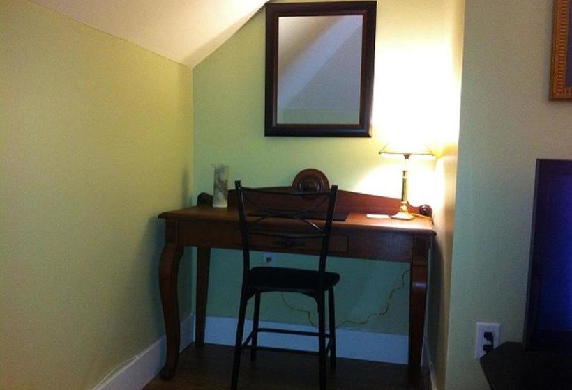 Colonial Charm Inn Bed & Breakfast