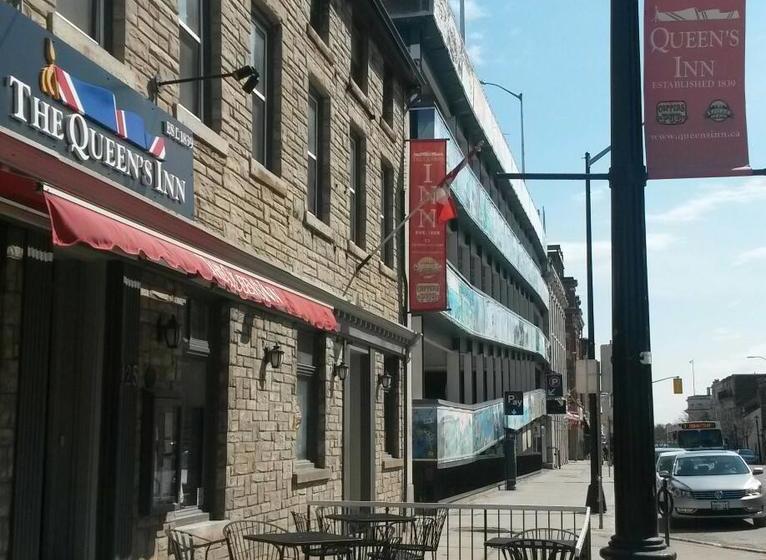 호텔 The Queen's Inn