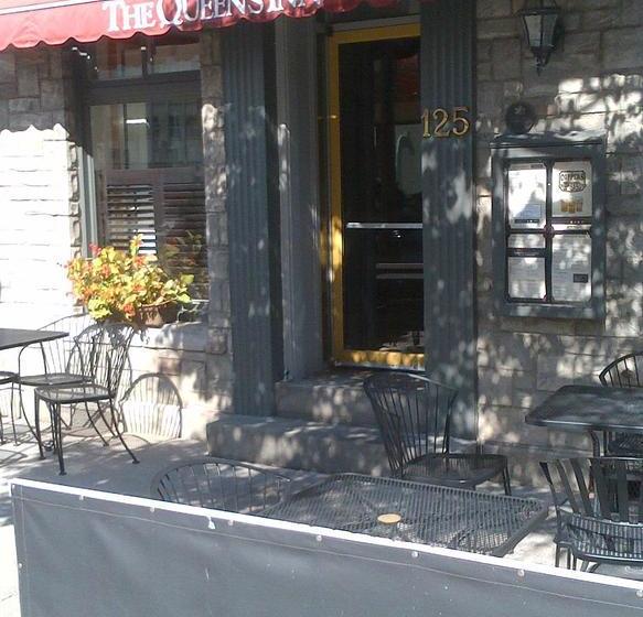 호텔 The Queen's Inn