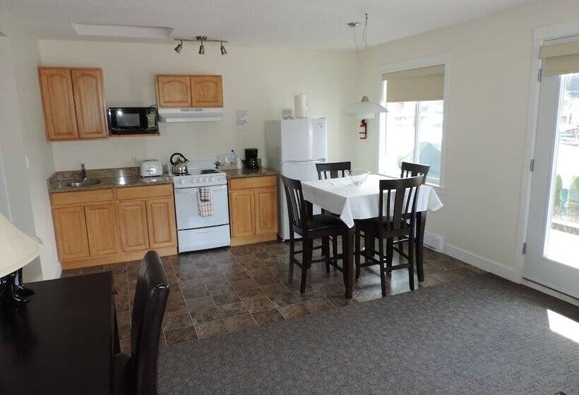 מוטל Bayshore Waterfront Inn