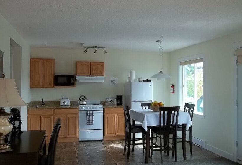 מוטל Bayshore Waterfront Inn