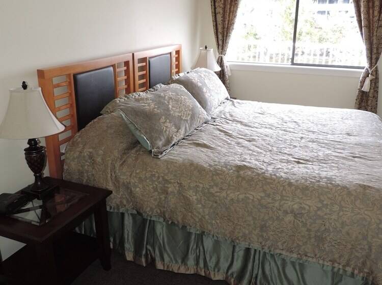 מוטל Bayshore Waterfront Inn