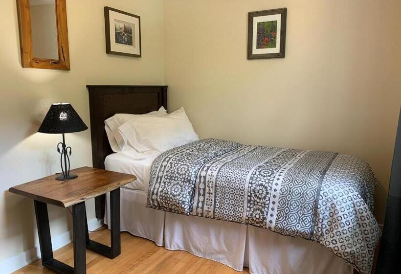 מוטל Canadian Rockies Inn   Adults Only