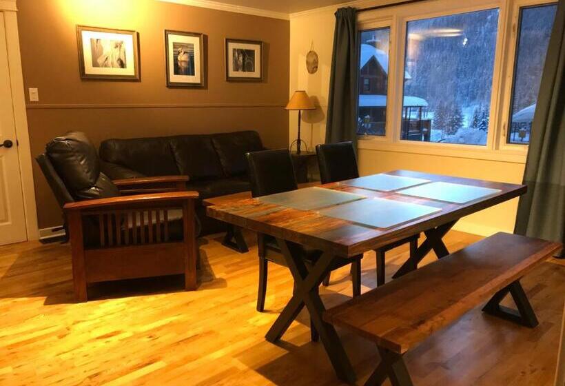 מוטל Canadian Rockies Inn   Adults Only